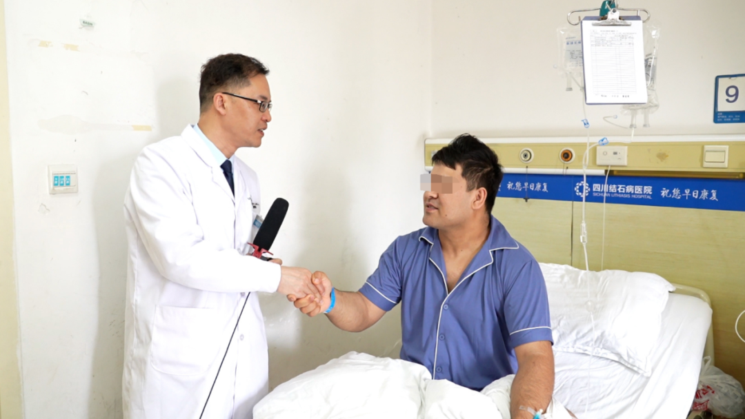 四川观察媒体报道：四川结石病医院从一男子胆囊内取出733颗结石，成功保胆！(图3)