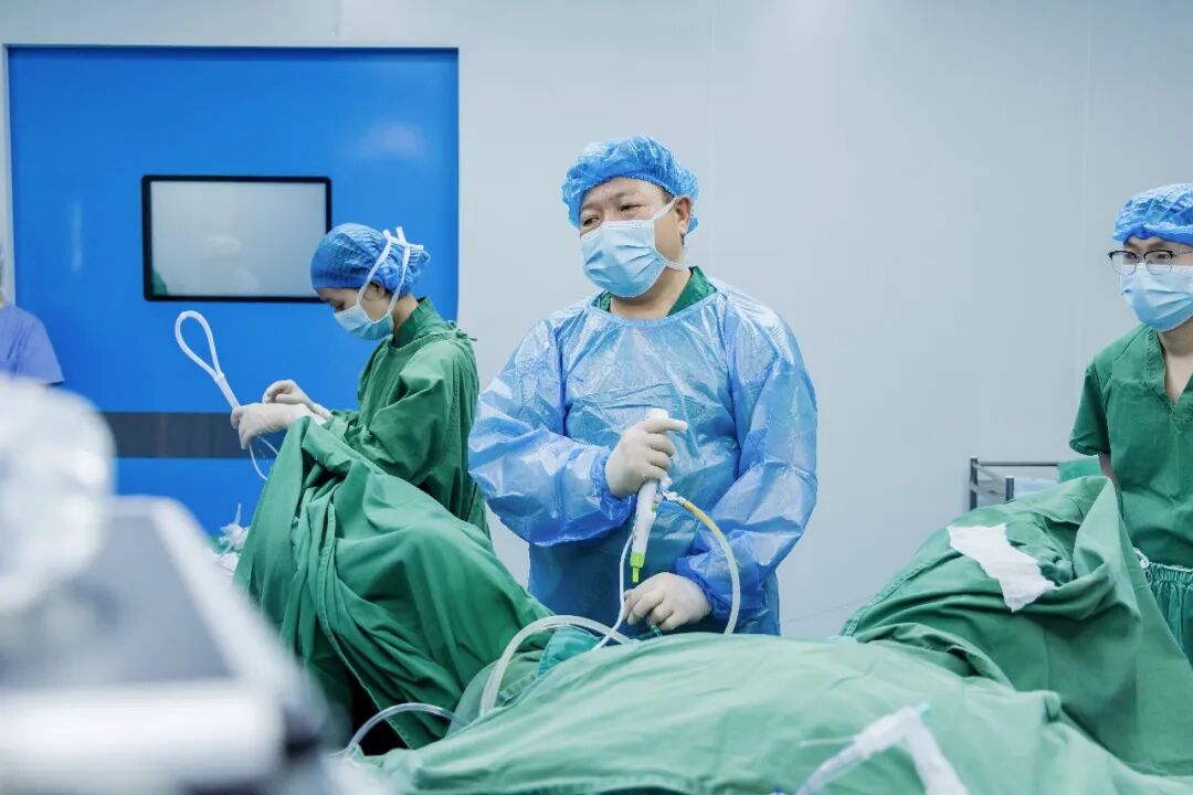他为何十年两度托付四川结石病医院?锦旗背后藏着答案(图3) 他为何十年两度托付四川结石病医院?锦旗背后藏着答案(图3)